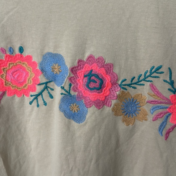 NWT Easel embroidered flower top - Picture 7 of 12
